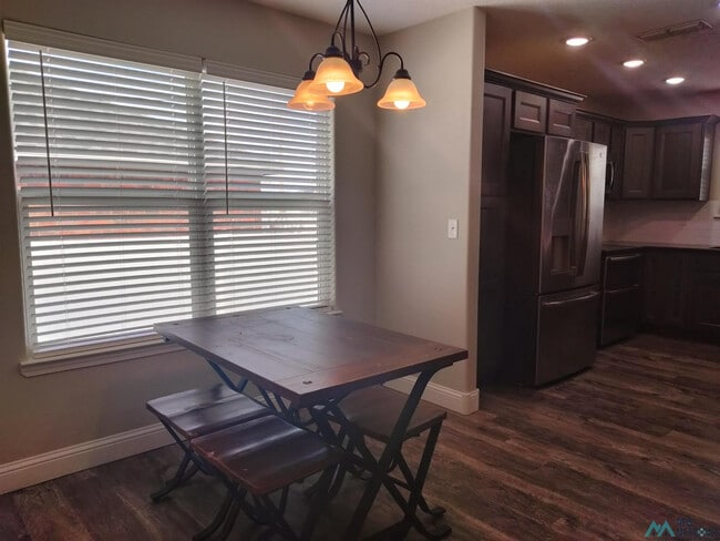 Building Photo - 2115 Roadrunner Dr