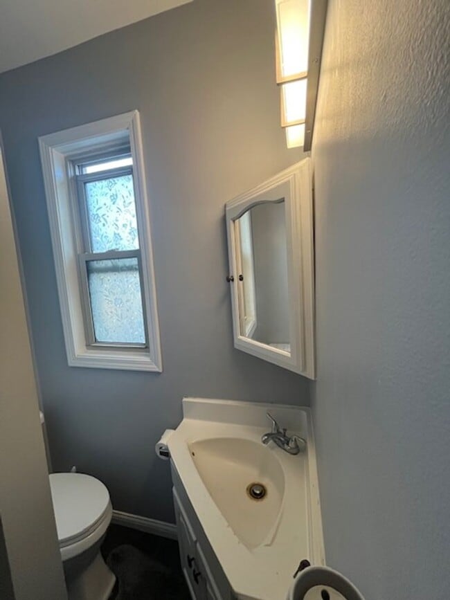 Building Photo - Spacious 3 bed, 1.5 bath duplex