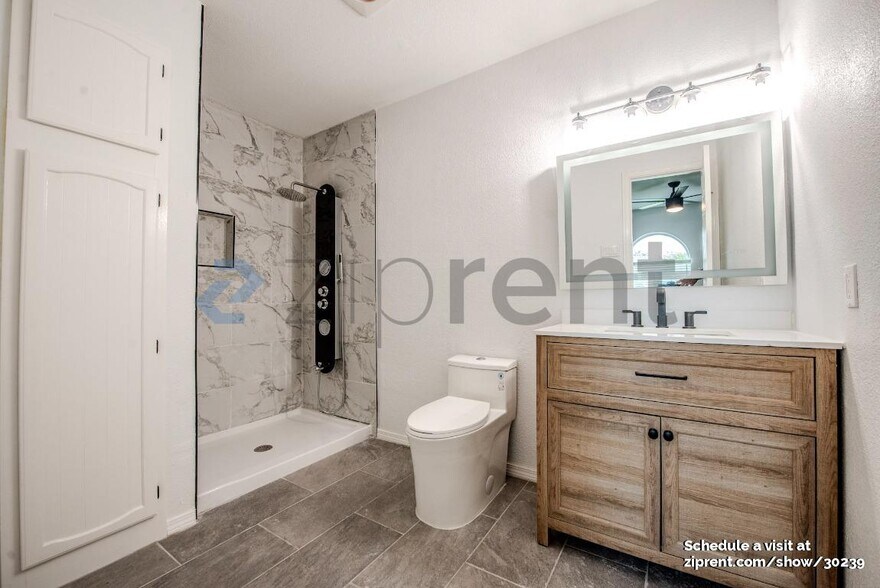 Building Photo - Unit