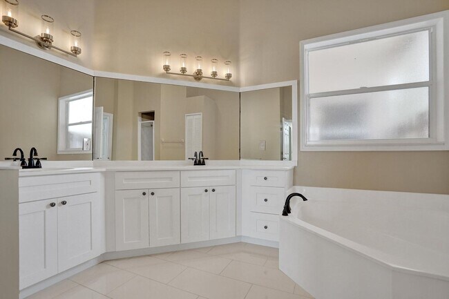 Building Photo - 16658 La Mesa Dr