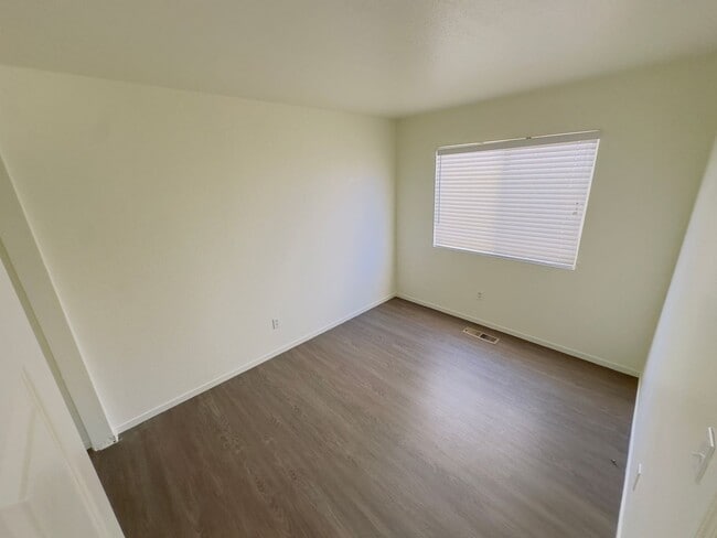 Building Photo - Cozy near Golf Course, lvp flooring, low m...