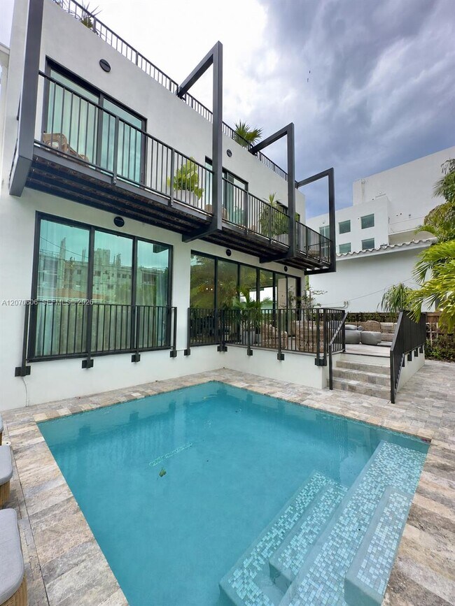 Building Photo - 1320 Flamingo Way
