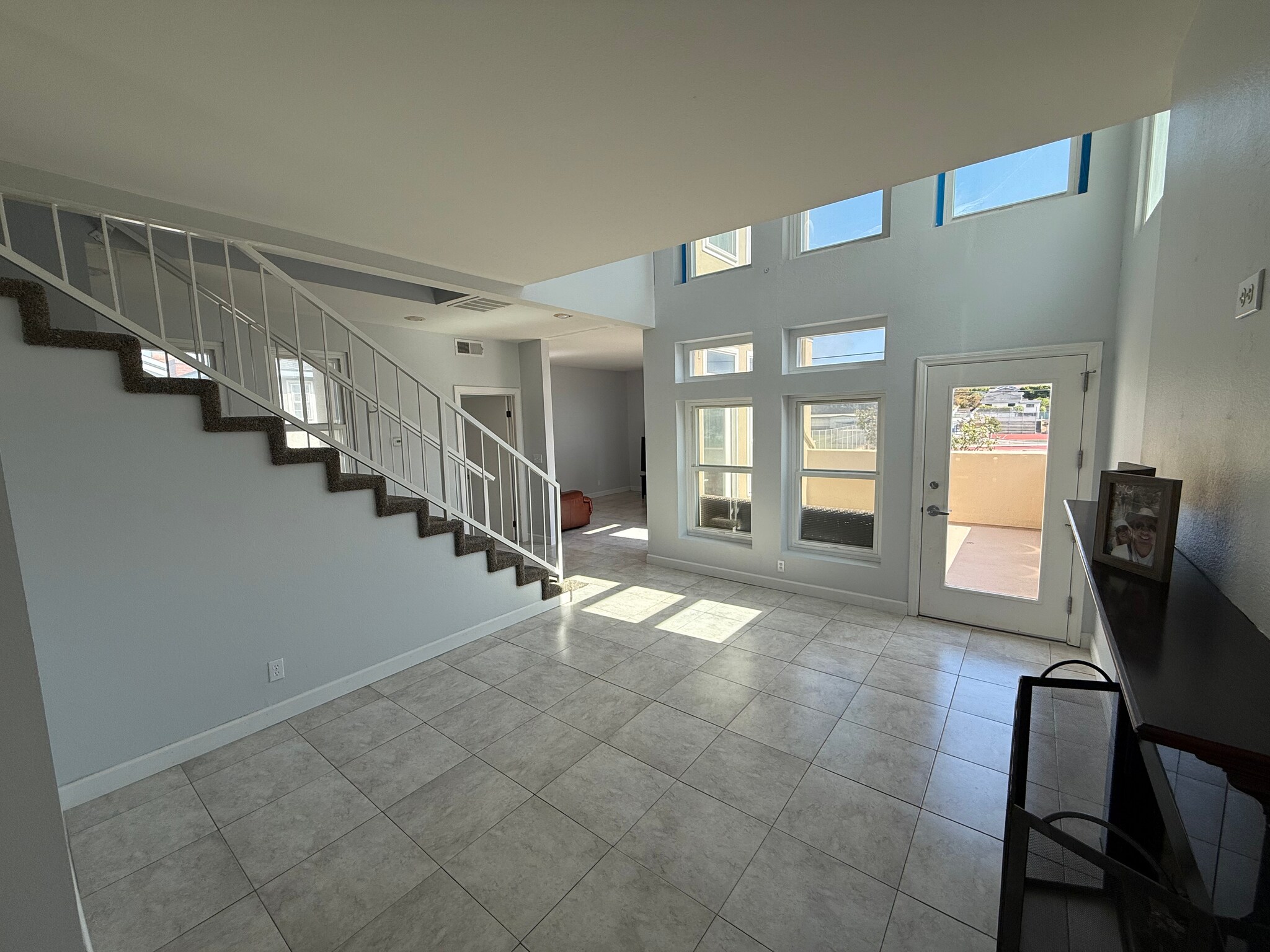 Building Photo - 321 E Oak Ave