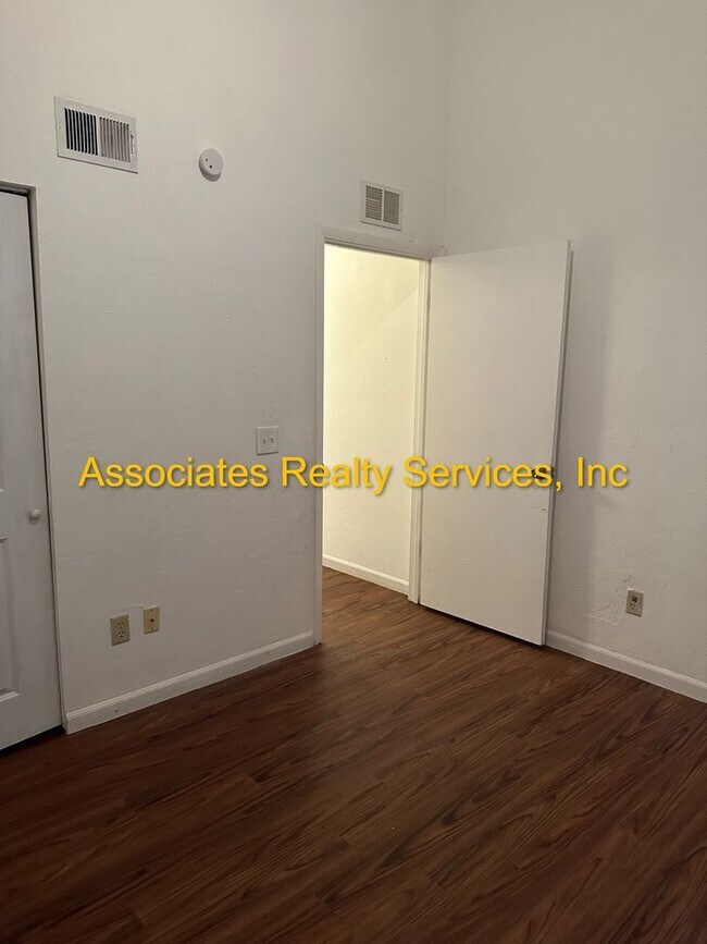 Building Photo - Charming 2 Bedroom, 2 Bath Home Near Veteran’s Park – A Must See!