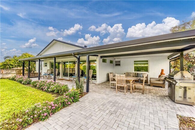 Building Photo - 533 SE Ocean Spray Terrace