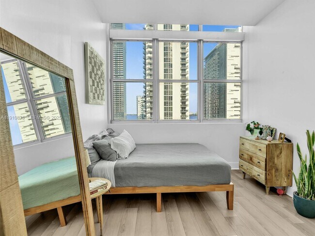 Building Photo - 2200 NE 4th Ave