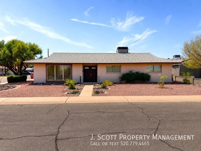 Building Photo - 6522 E Palm Ln