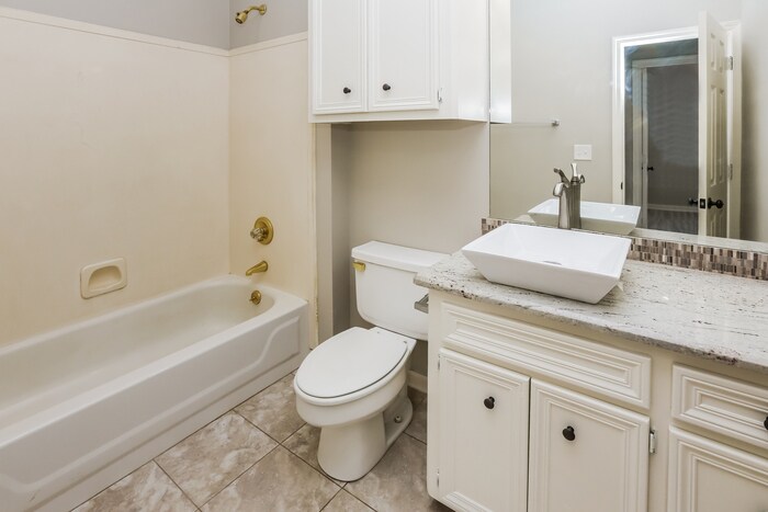 Building Photo - 206 Overland Ln