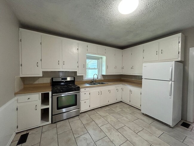 Building Photo - 2 Bed 1 Bath House - Walking Distance to D...