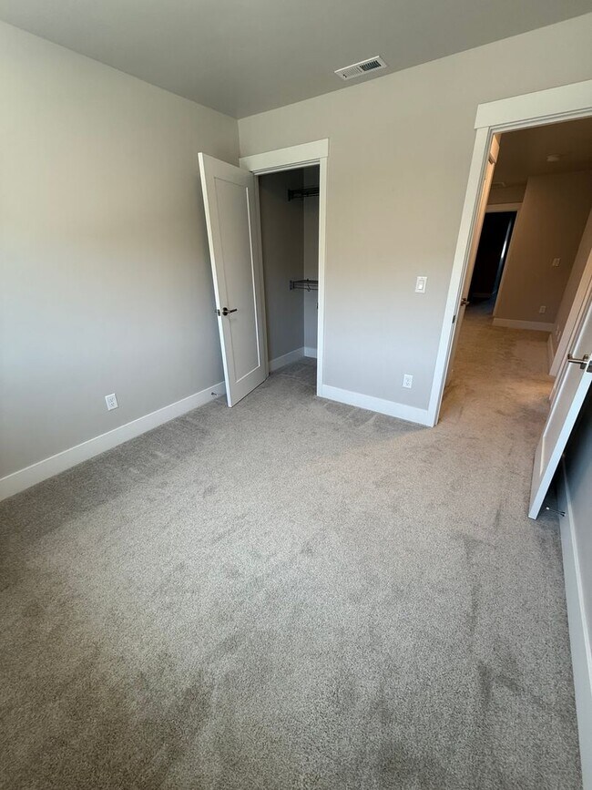 Building Photo - Petrosa!  3 Bdrm, 2.5 Bath 1450 sq ft Town...
