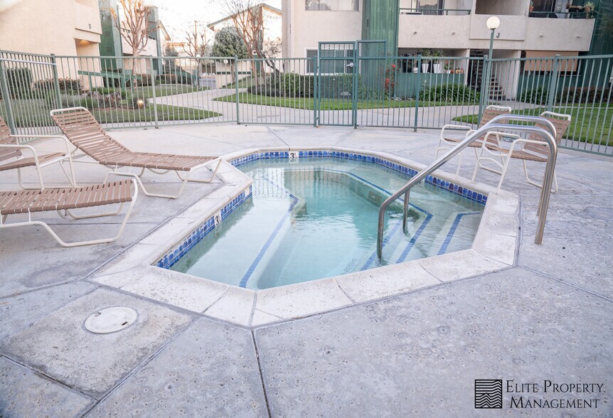 Building Photo - 15220 Ocaso Ave