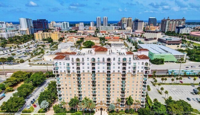 Building Photo - 616 Clearwater Park Rd