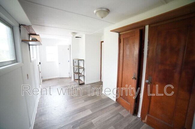 Building Photo - 1935 Temple Dr