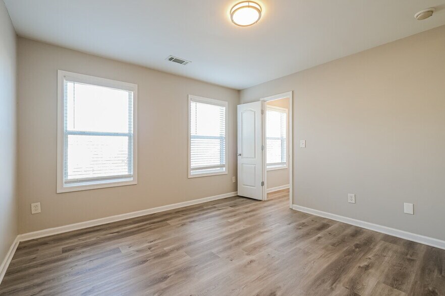 Building Photo - 1990 Lily Valley Dr