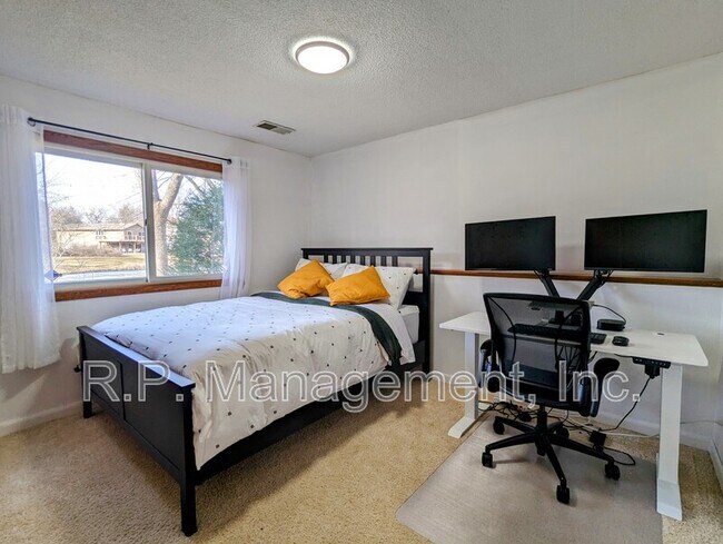 Building Photo - 351 Oakwood Dr