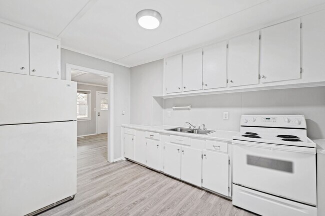 Building Photo - Charming 3BR Ranch Home Minutes from Downtown Smithfield!