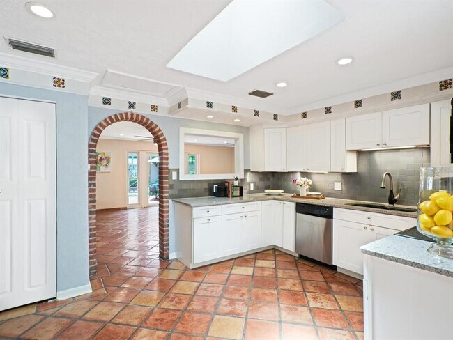 Building Photo - 1127 S Osprey Ave