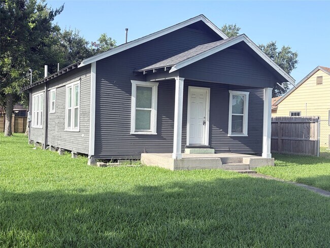 Building Photo - 1401 Edison St