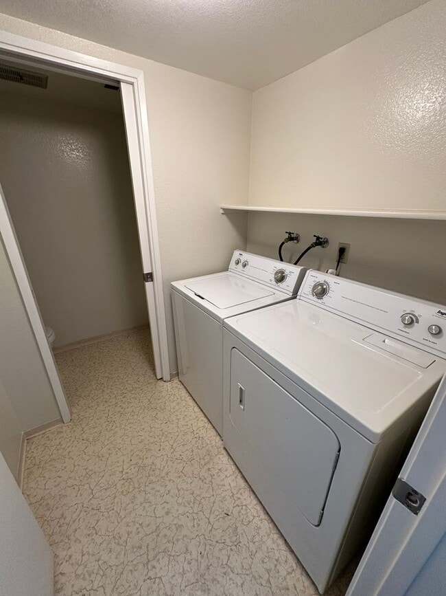 Building Photo - Townhouse 2 bedroom, 2.5 bath, washer/drye...