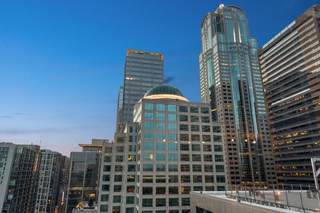 Building Photo - Madison Tower & Hotel 1000 - 1 bedroom + den