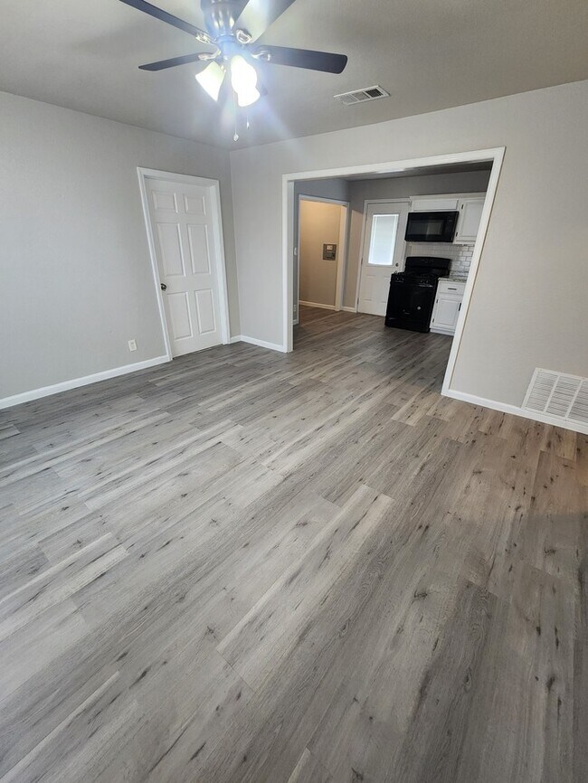 Building Photo - 205 Waverly Dr