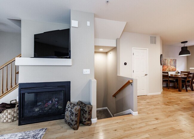 Building Photo - Fully Furnished Downtown 2 Bed, 4 Bath Executive Townhouse