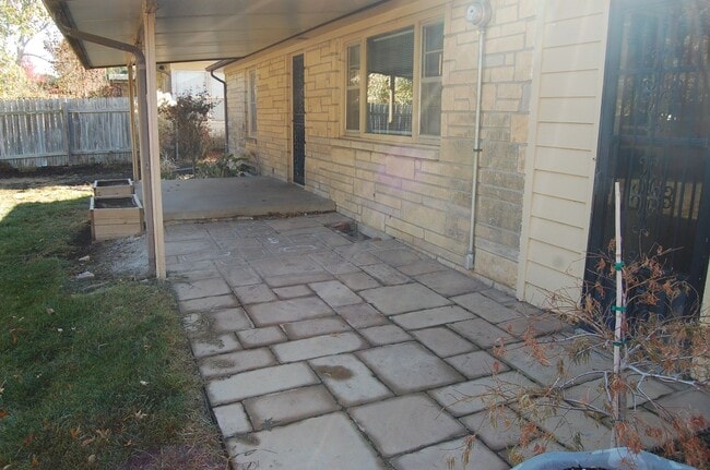 Building Photo - Solid stone ranch in south-central Lincoln!