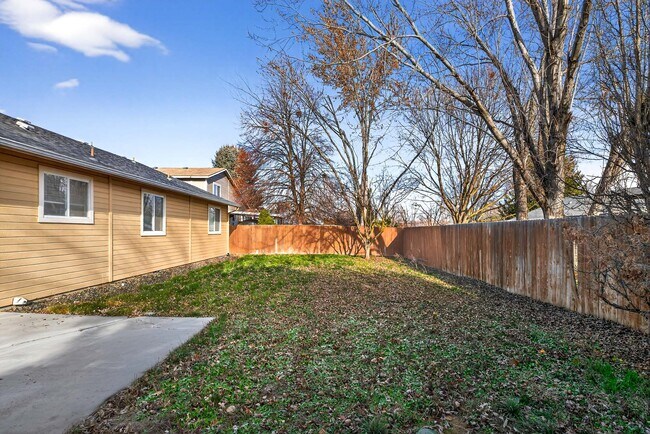 Building Photo - 2074 N Siesta Ave