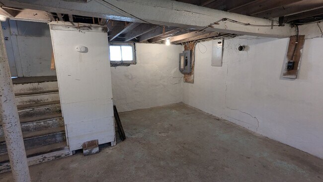 Building Photo - 4-Bedroom, 1-Bathroom Single Family Home f...