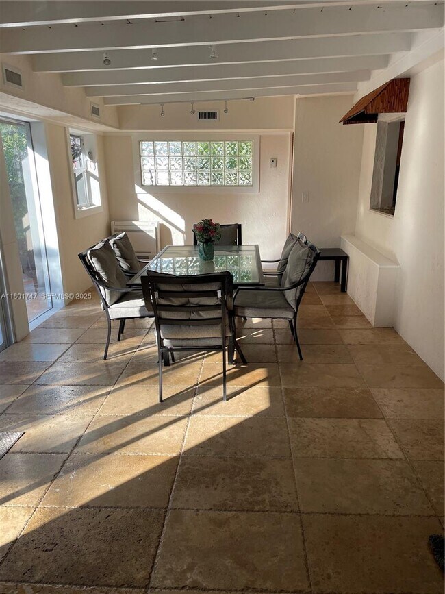 Building Photo - 314 SE 4th St