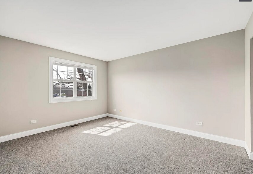 Building Photo - 11 Foxcroft Rd