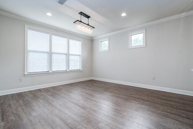 Building Photo - 718 Woods Dr