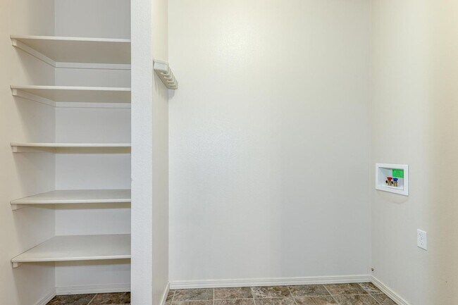 Building Photo - 4 Bedroom 2.5 Bath Two Story Home_Pet Friendly!