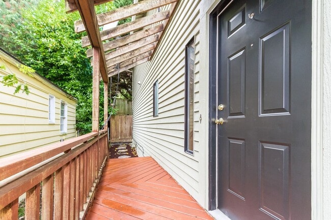 Building Photo - Maple Leaf 2-story 3 bed/2.5 bath with deck and garage available now for $3700!!