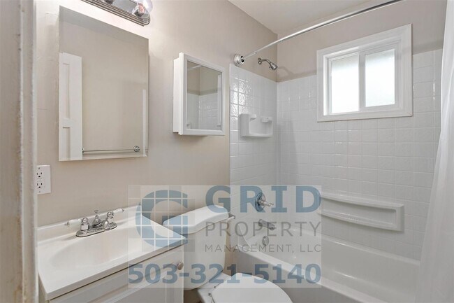Building Photo - Charming 2BR House with Garage & Private Patio in Vancouver!