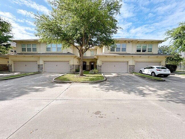 Building Photo - 3 Bedroom Townhouse in Gated Community off...