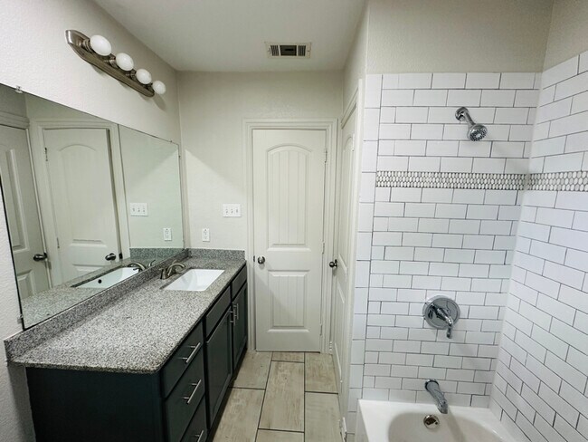 Building Photo - 1535 E Elmore Ave