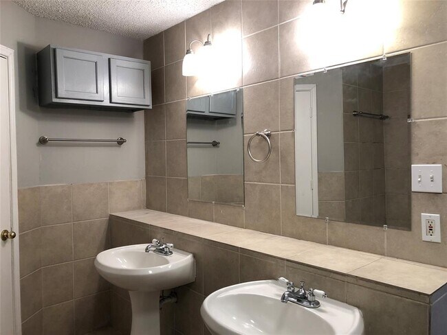 Building Photo - 252 Stallion Dr