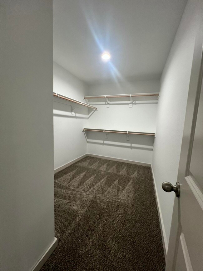 Building Photo - 10518 Aberdeen Ave