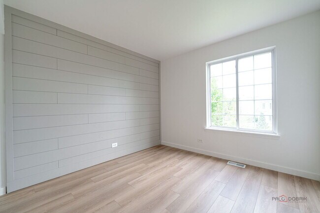 Building Photo - 178 W Hampton Dr