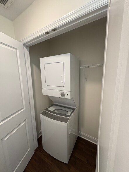 Building Photo - 5535 Stream Ln