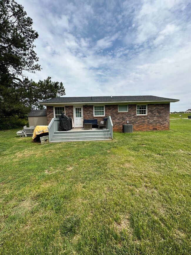 Building Photo - 3 bedroom/1 bathroom home in Central, SC