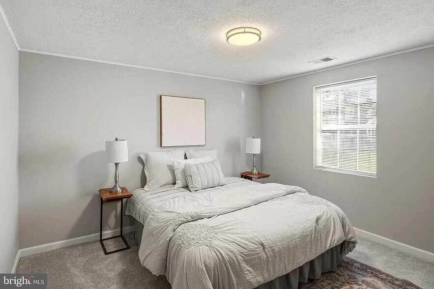 downstairs bed 4 - 5005 Apache St