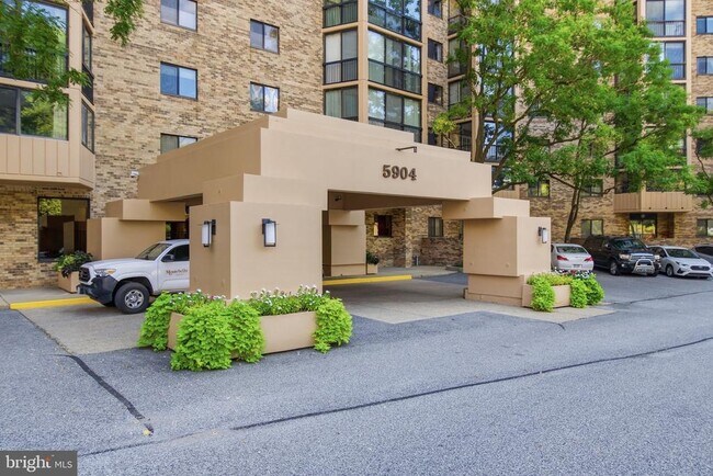 Building Photo - 5904 Mt Eagle Dr