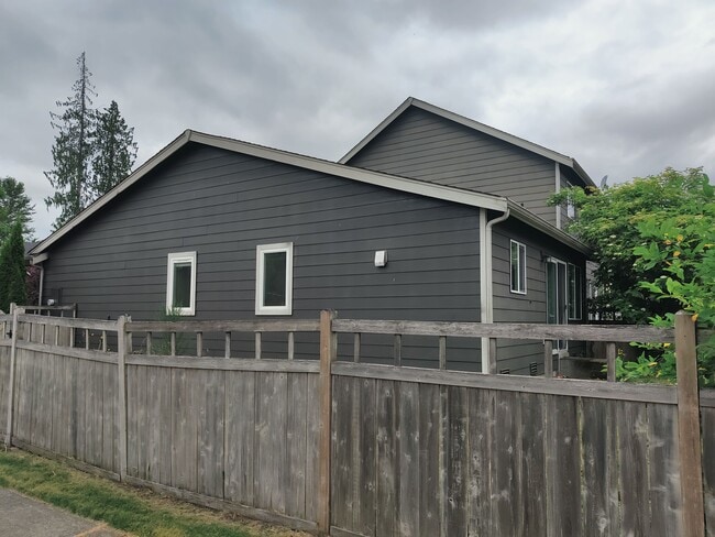 Building Photo - 4320 Roxanna Loop SE