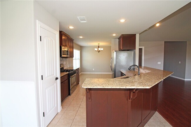 Building Photo - 902 SW Caprington St