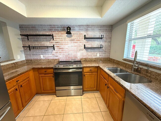 Building Photo - Charming 2-Bed/1-Bath First-Floor Condo in Gated Sarasota Community!