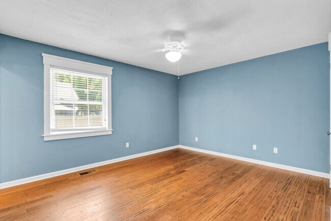 Building Photo - Beautiful Red Bank Home!