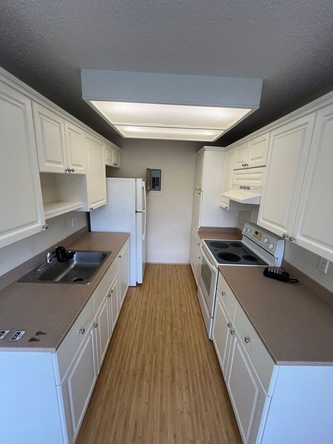 Building Photo - Very nice 2 bedroom, 1 bath unit with 2 pa...