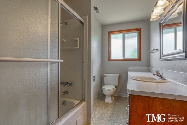 Building Photo - Charming single-family home!